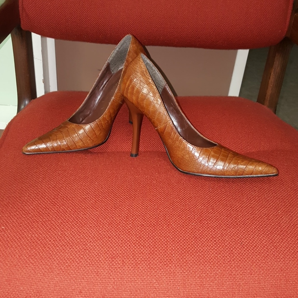 BRAND NEW Delicious Size 7 Brown Heels